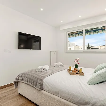 Apartment Serenade - A Cannes